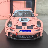[IXO] 1:18 Porsche 2025 911 GT3 RSR #90 rosa Pig modellbil Die-Cast