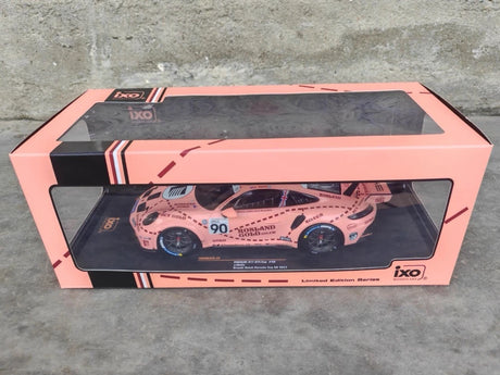 [IXO] 1:18 Porsche 2025 911 GT3 RSR #90 rose Pig voiture miniature Die-Cast