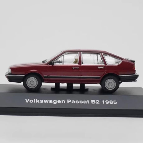 [IXO] 1:43 Volkswagen 1985 Passat B2 レッド モデルカー Die-Cast