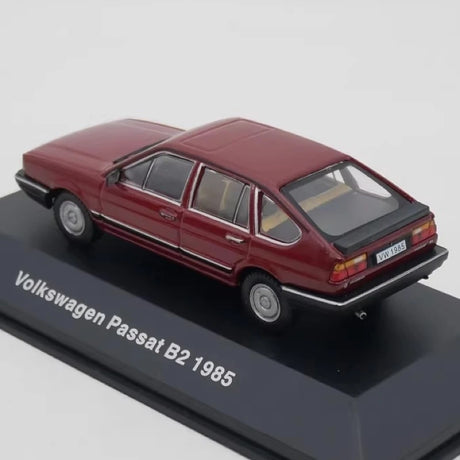 [IXO] 1:43 Volkswagen 1985 Passat B2 レッド モデルカー Die-Cast
