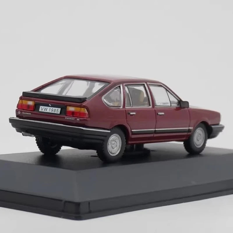 [IXO] 1:43 Volkswagen 1985 Passat B2 Red Model Car Die-Cast