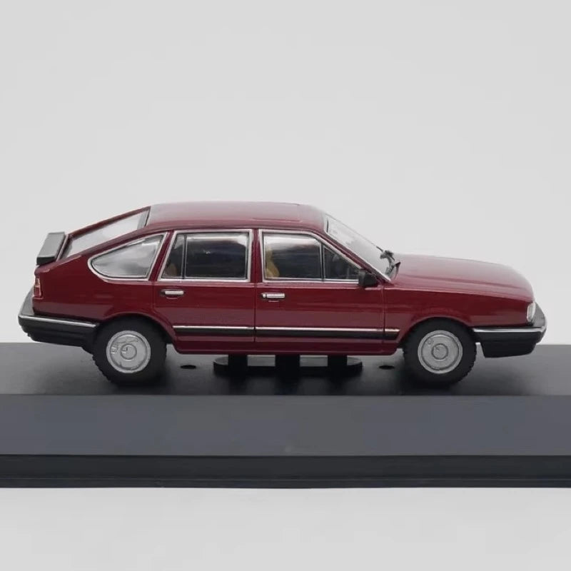 [IXO] 1:43 Volkswagen 1985 Passat B2 rood modelauto Die-Cast