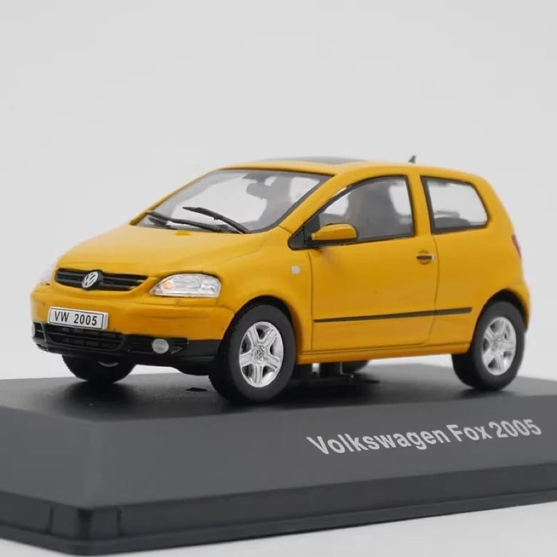 [IXO] 1:43 Volkswagen 2005 Fox giallo modellino di auto Die-Cast