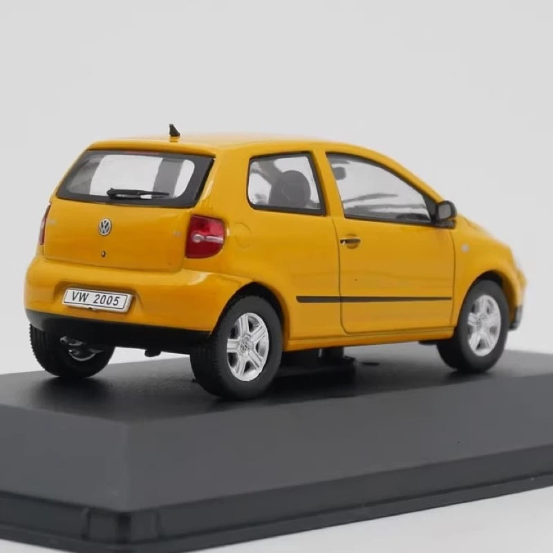 [IXO] 1:43 Volkswagen 2005 Fox giallo modellino di auto Die-Cast