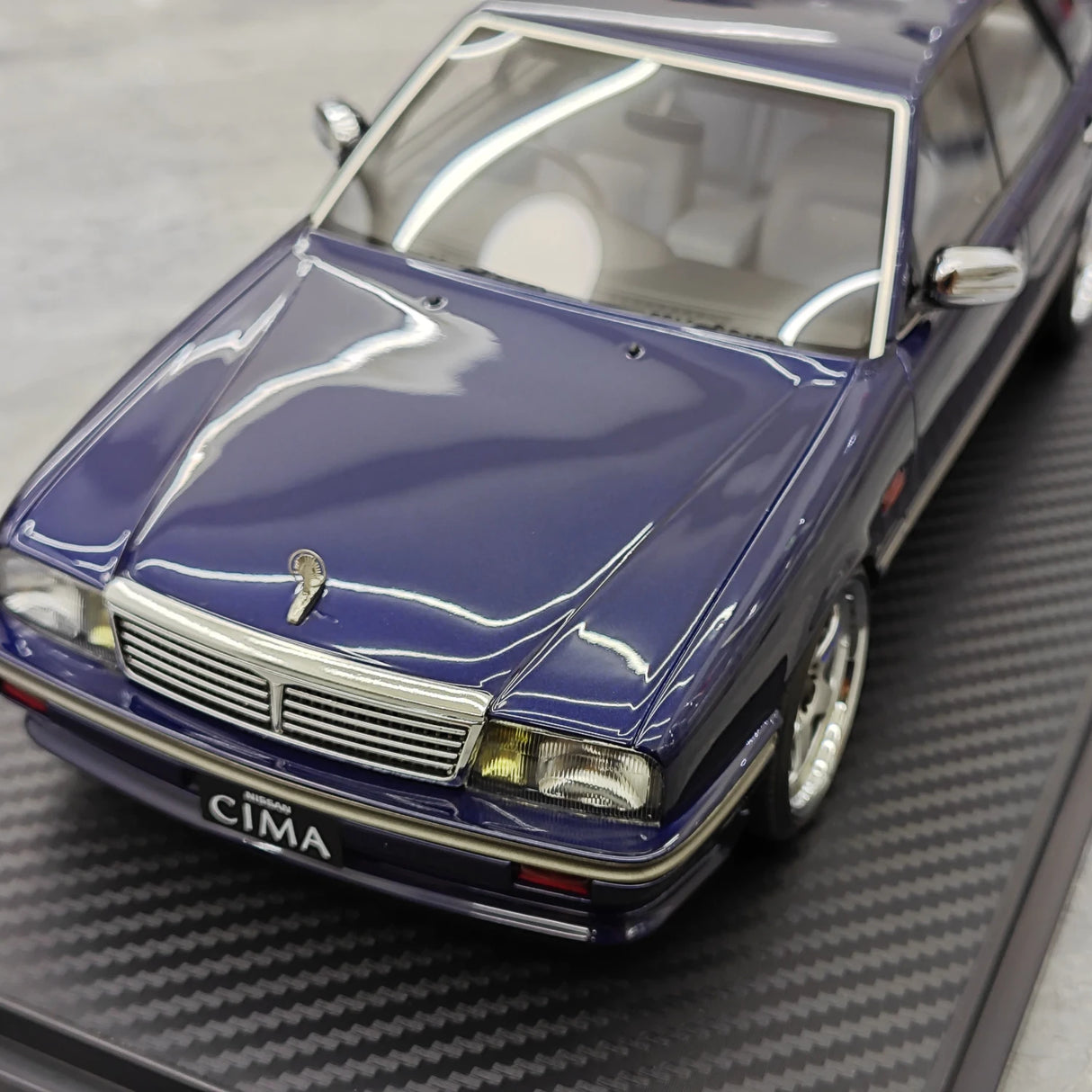 Ignition Nissan 1988 Cedric Cima Y31 Blue 1:18 – Modello in resina collezionabile