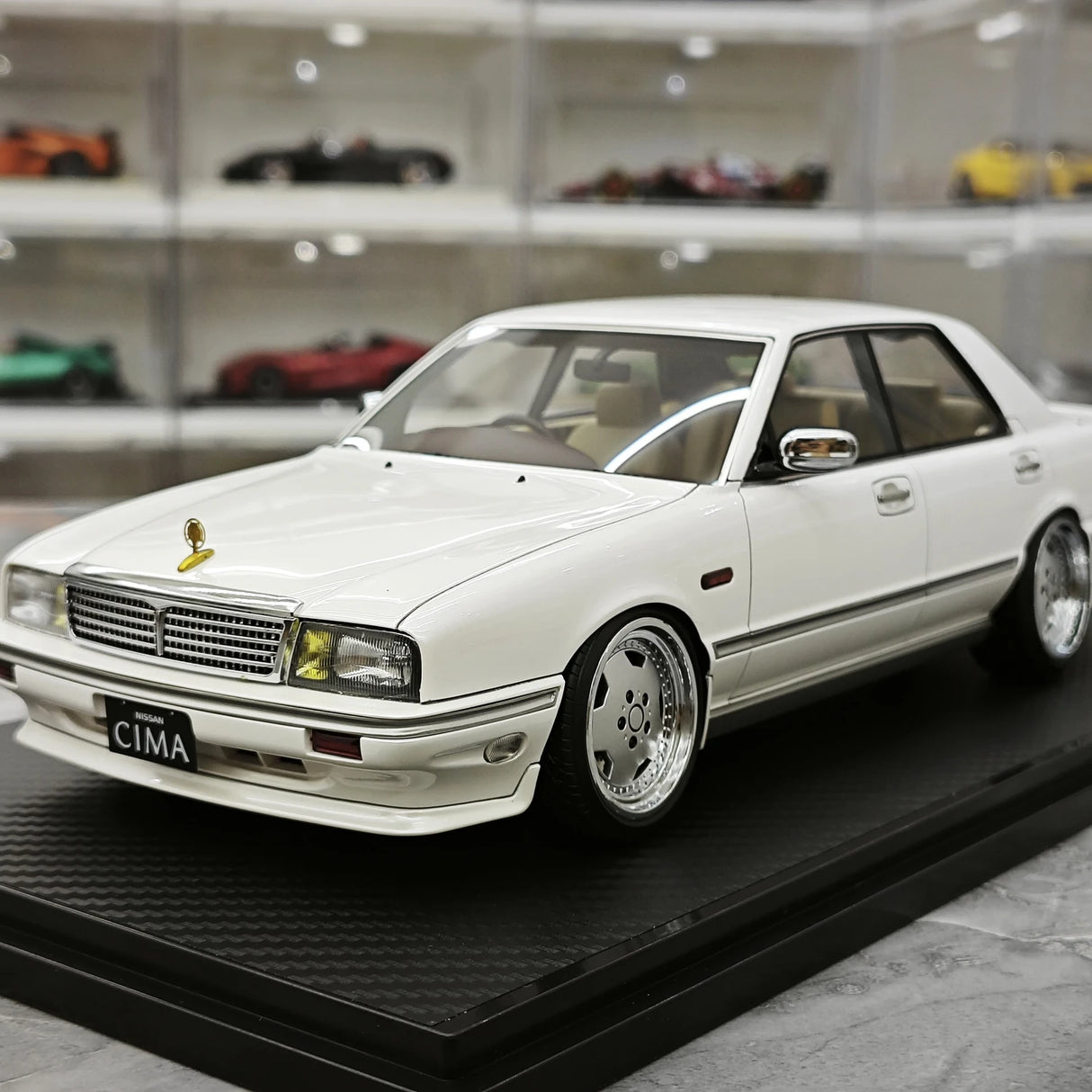Accensione Nissan 1988 Cedric Cima Y31 White 1:18 – Modello in resina collezionabile