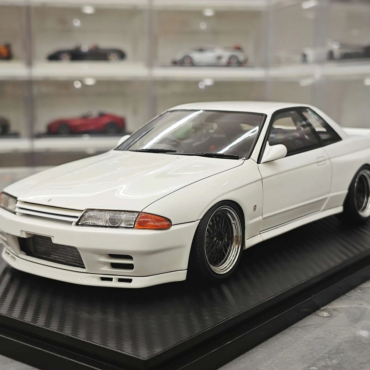 Accensione Nissan 1994 Skyline GT-R R32 Wangan Midnight Reina Akikawa White 1:18 – Modello in resina collezionabile