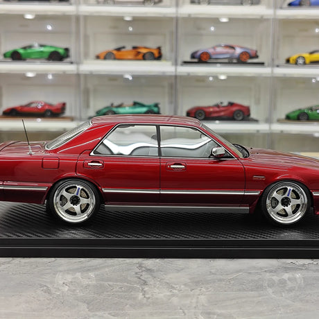 Ignition Nissan 1988 Cedric Cima Y31 Wine Red 1:18 – Modello in resina collezionabile