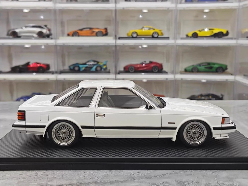 [Ignition] 1:18 Toyota 1983 Soarer 2800GT vit & silver hub modellbil harts