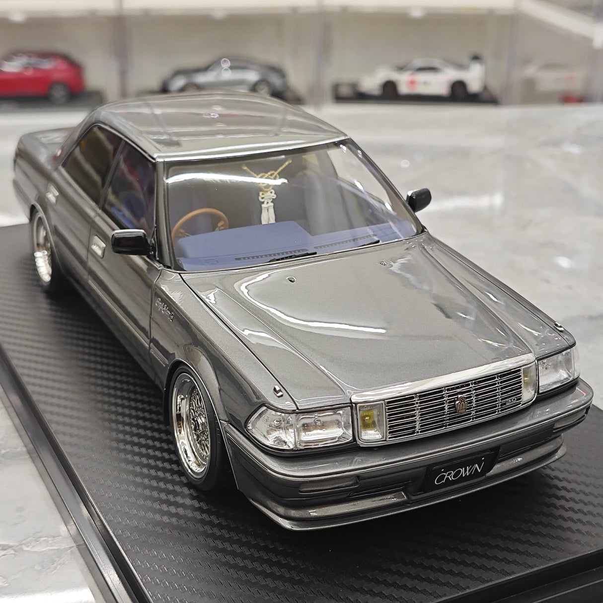 Ignition Toyota 1987 Crown Royal Saloon G 130 Gray 1:18 – samlarobjekt resinmodellresin