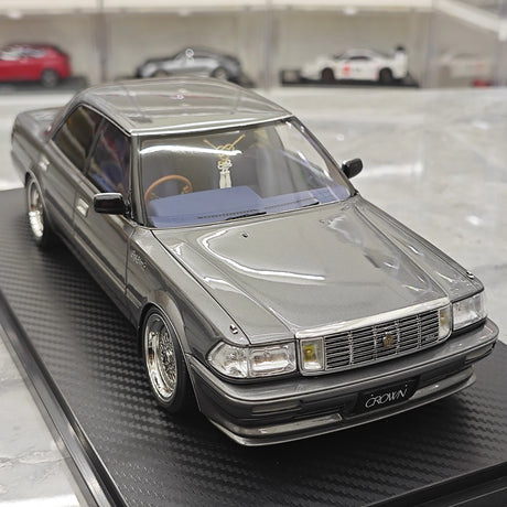 Ignition Toyota 1987 Crown Royal Saloon G 130 Gray 1:18 – samlarobjekt resinmodellresin