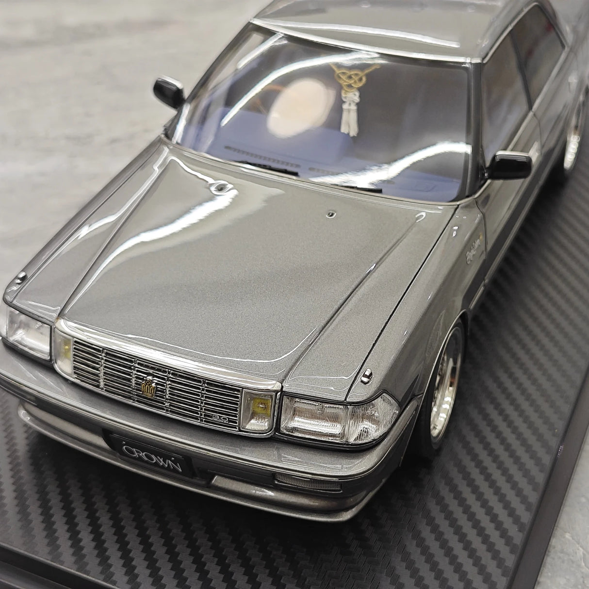 Ignition Toyota 1987 Crown Royal Saloon G 130 Gray 1:18 – samlarobjekt resinmodellresin