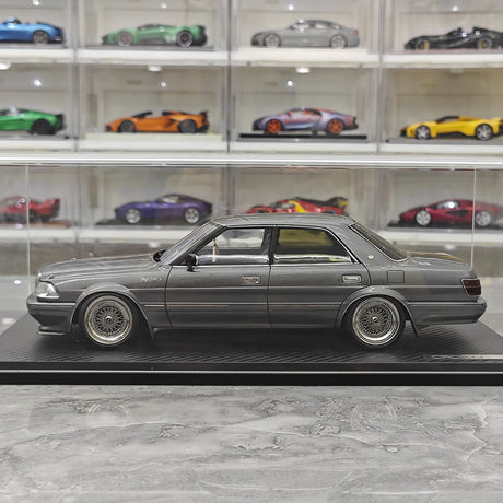 Ignition Toyota 1987 Crown Royal Saloon G 130 Gray 1:18 – samlarobjekt resinmodellresin