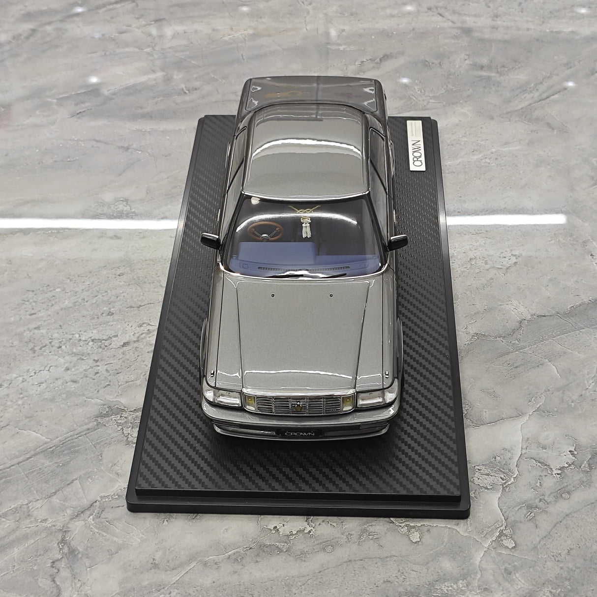 Ignition Toyota 1987 Crown Royal Saloon G 130 Gray 1:18 – samlarobjekt resinmodellresin