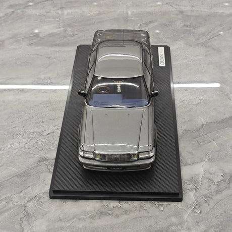 Ignition Toyota 1987 Crown Royal Saloon G 130 Gray 1:18 – samlarobjekt resinmodellresin