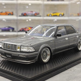 Ignition Toyota 1987 Crown Royal Saloon G 130 Gray 1:18 – samlarobjekt resinmodellresin