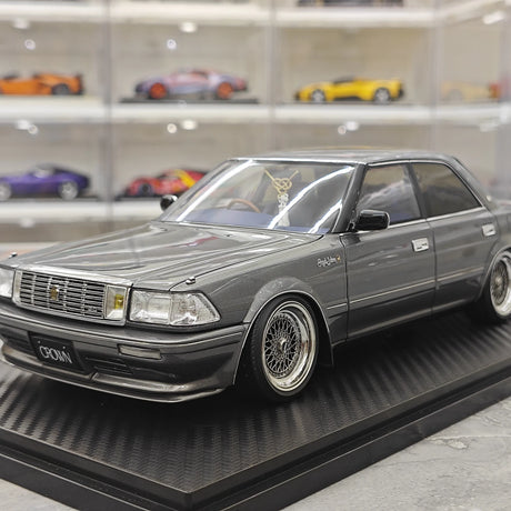 Ignition Toyota 1987 Crown Royal Saloon G 130 Gray 1:18 – samlarobjekt resinmodellresin