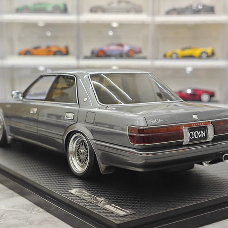 Ignition Toyota 1987 Crown Royal Saloon G 130 Gray 1:18 – samlarobjekt resinmodellresin
