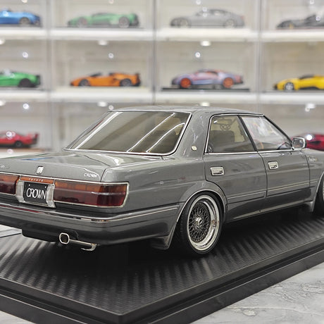 Ignition Toyota 1987 Crown Royal Saloon G 130 Gray 1:18 – samlarobjekt resinmodellresin