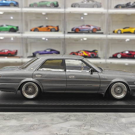 Ignition Toyota 1987 Crown Royal Saloon G 130 Gray 1:18 – samlarobjekt resinmodellresin