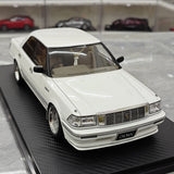Ignition Toyota 1987 Crown Royal Saloon G White 1:18 – Sammelobjekt-Resin-Modellharz