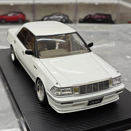 Ignition Toyota 1987 Crown Royal Saloon G White 1:18 – Modello in resina collezionabile