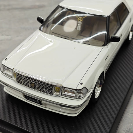 Ignition Toyota 1987 Crown Royal Saloon G White 1:18 – Modello in resina collezionabile
