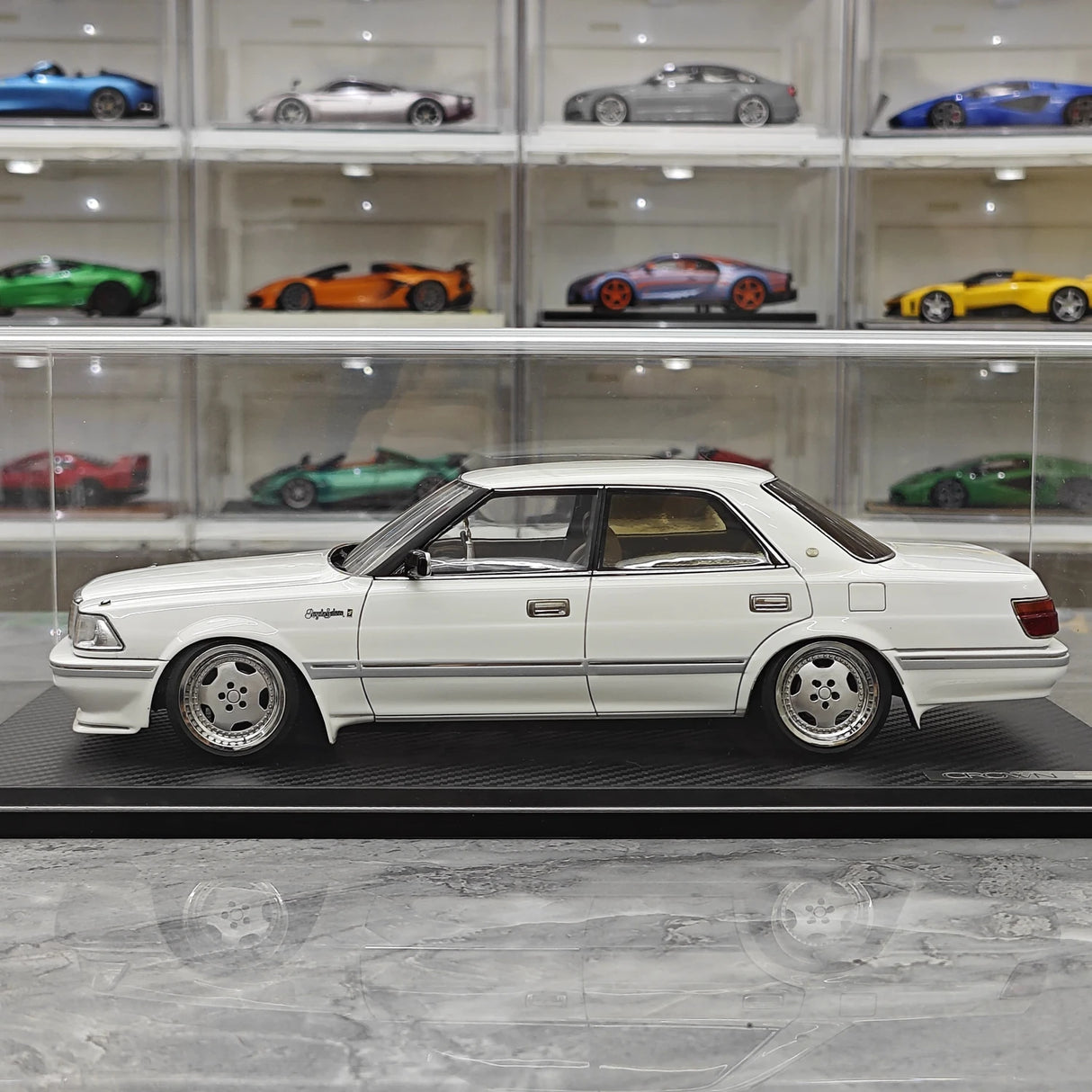 Ignition Toyota 1987 Crown Royal Saloon G White 1:18 – Sammelobjekt-Resin-Modellharz