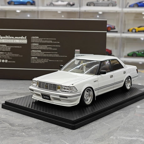 Ignition Toyota 1987 Crown Royal Saloon G White 1:18 – Modello in resina collezionabile