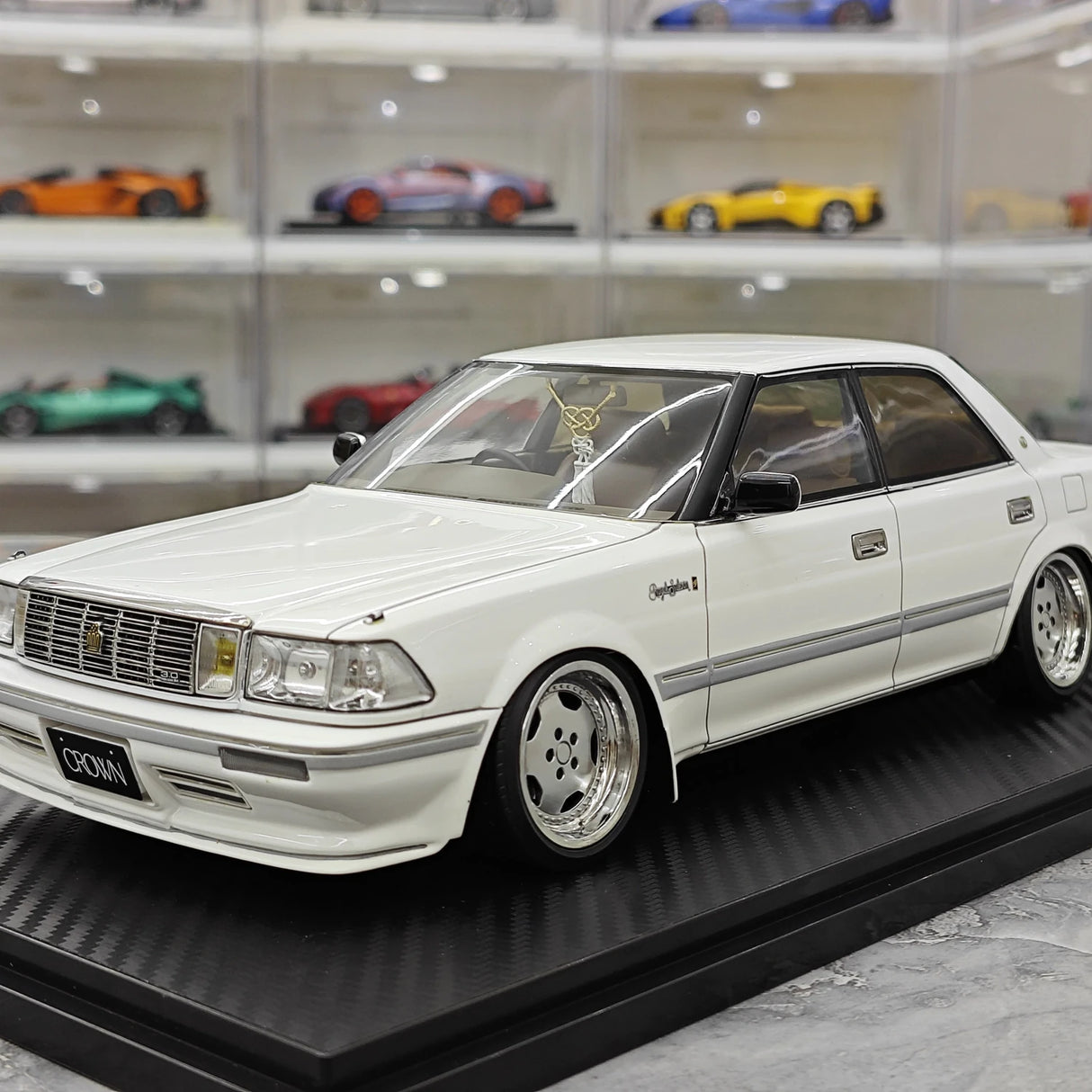 Ignition Toyota 1987 Crown Royal Saloon G White 1:18 – Sammelobjekt-Resin-Modellharz
