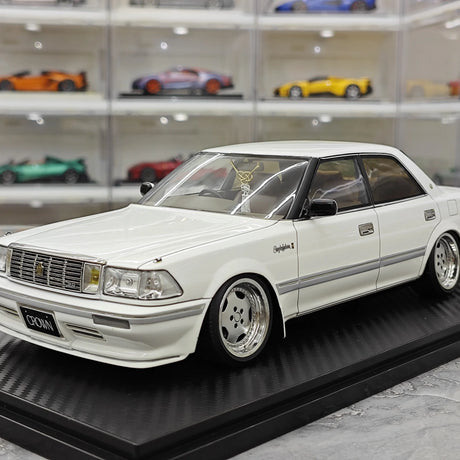 Ignition Toyota 1987 Crown Royal Saloon G White 1:18 – Modello in resina collezionabile