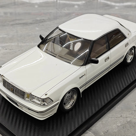 Ignition Toyota 1987 Crown Royal Saloon G White 1:18 – Modello in resina collezionabile