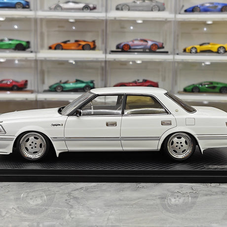 Ignition Toyota 1987 Crown Royal Saloon G White 1:18 – Modello in resina collezionabile