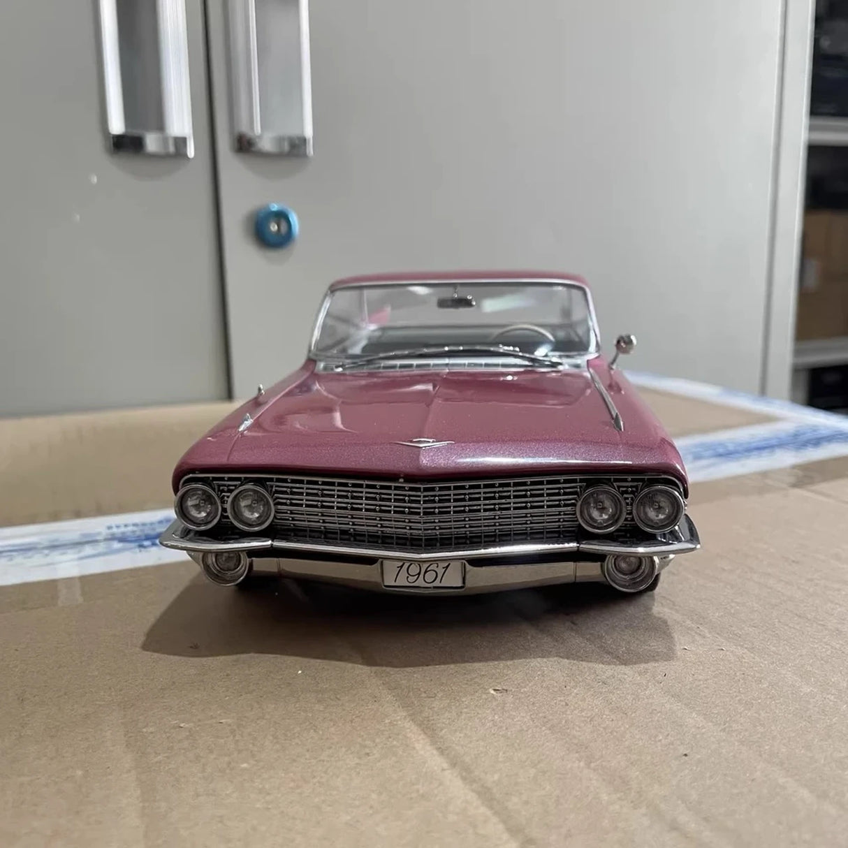 [KK Schaal] 1:18 Cadillac 1961 DeVille Series 62 Coupe roze modelauto Die-Cast
