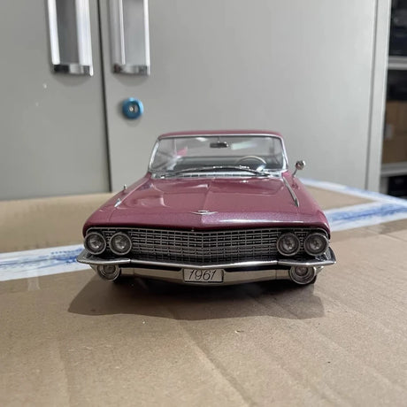 [KK Schaal] 1:18 Cadillac 1961 DeVille Series 62 Coupe roze modelauto Die-Cast