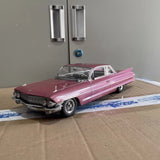 [KK Schaal] 1:18 Cadillac 1961 DeVille Series 62 Coupe roze modelauto Die-Cast