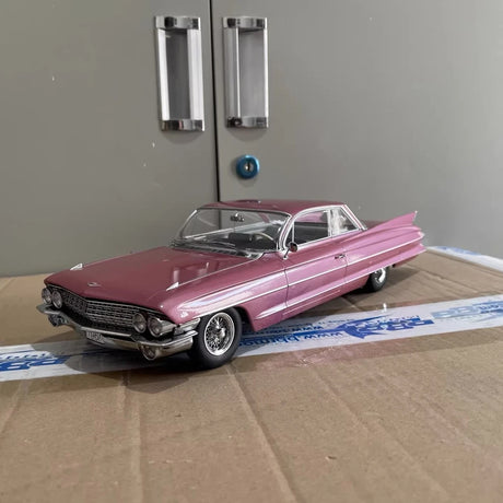 [KK Schaal] 1:18 Cadillac 1961 DeVille Series 62 Coupe roze modelauto Die-Cast