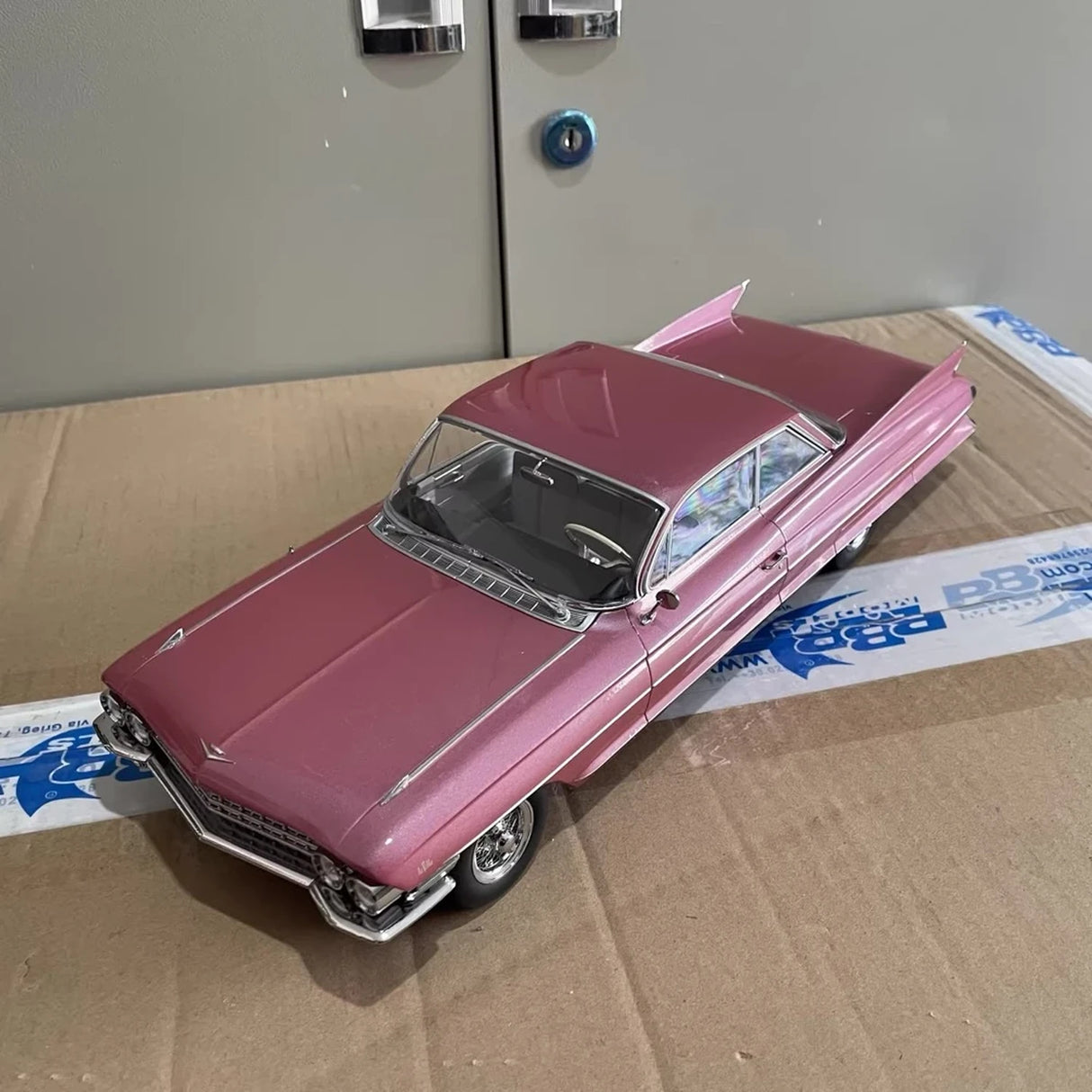 [KK Schaal] 1:18 Cadillac 1961 DeVille Series 62 Coupe roze modelauto Die-Cast