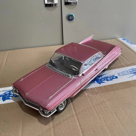 [KK Schaal] 1:18 Cadillac 1961 DeVille Series 62 Coupe roze modelauto Die-Cast