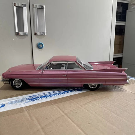 [KK Schaal] 1:18 Cadillac 1961 DeVille Series 62 Coupe roze modelauto Die-Cast