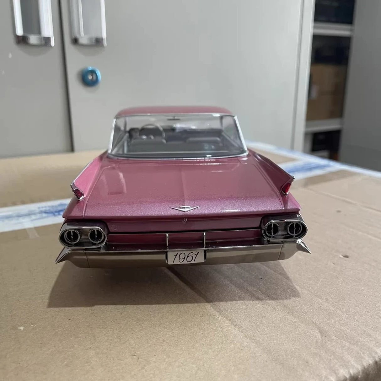 [KK Schaal] 1:18 Cadillac 1961 DeVille Series 62 Coupe roze modelauto Die-Cast
