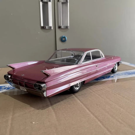 [KK Schaal] 1:18 Cadillac 1961 DeVille Series 62 Coupe roze modelauto Die-Cast