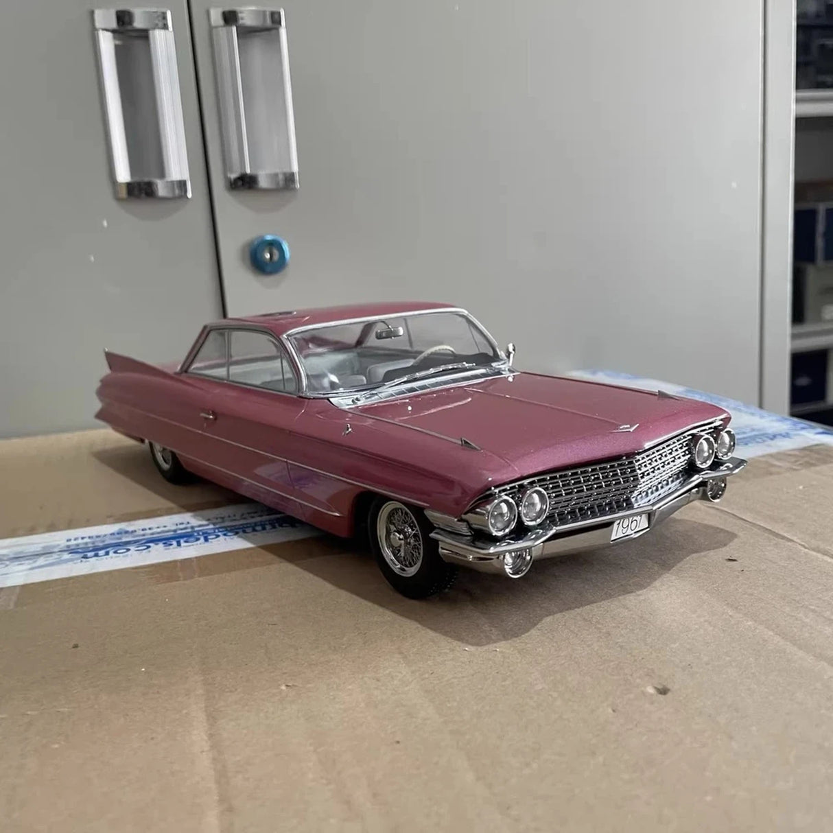 [KK Schaal] 1:18 Cadillac 1961 DeVille Series 62 Coupe roze modelauto Die-Cast