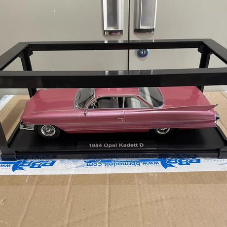 [KK Schaal] 1:18 Cadillac 1961 DeVille Series 62 Coupe roze modelauto Die-Cast