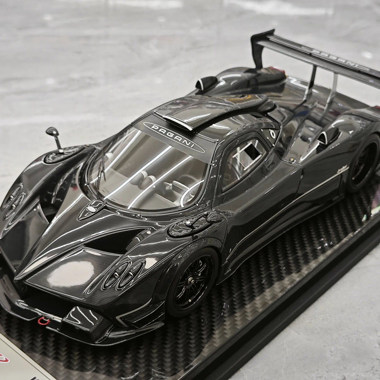 Kash Pagani 2009 Zonda R Lucidy Black 1:18 – Resina da collezione per modelli in resina