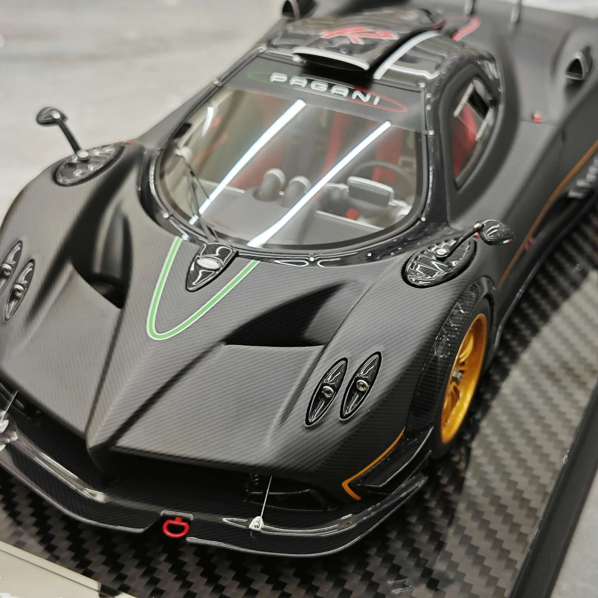Kash Pagani 2009 Zonda R Matte Black 1:18 – Modello in resina collezionabile