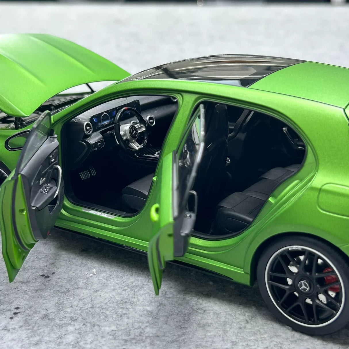KiloWorks Mercedes-AMG 2023 45 S W177 Green 1:18 – keräilyhartsimalli