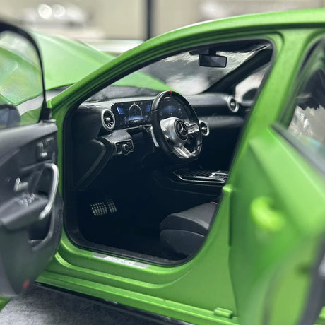 KiloWorks Mercedes-AMG 2023 A 45 S W177 Green 1:18 – Résine de collection en résine
