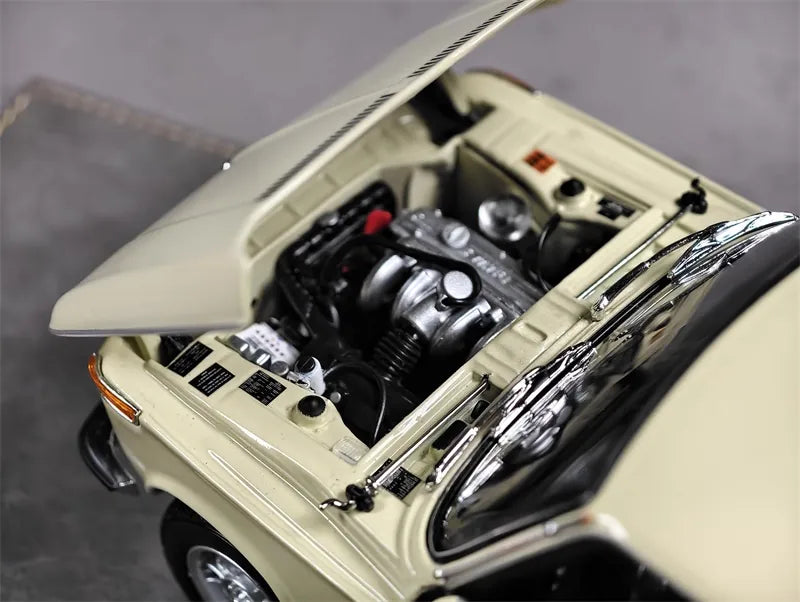 [Kyosho] 1:18 BMW 1971 2002 tii Off-White Model Car Die-Cast