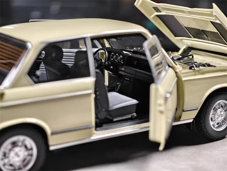 [Kyosho] 1:18 BMW 1971 2002 tii Off-White Model Car Die-Cast